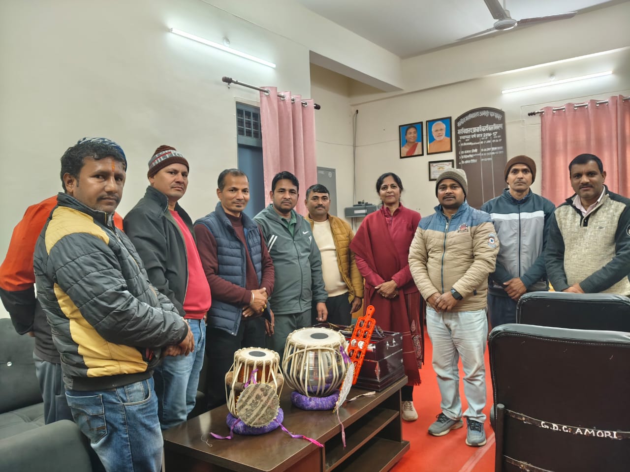 जिला पंचायत सदस्य प्रतिनिधि धूरा आदरणीय श्री सुंदर सिंह बोहरा जी द्वारा महाविद्यालय को हारमोनियम तबला मंजीर व चिमटा भेंट किया
