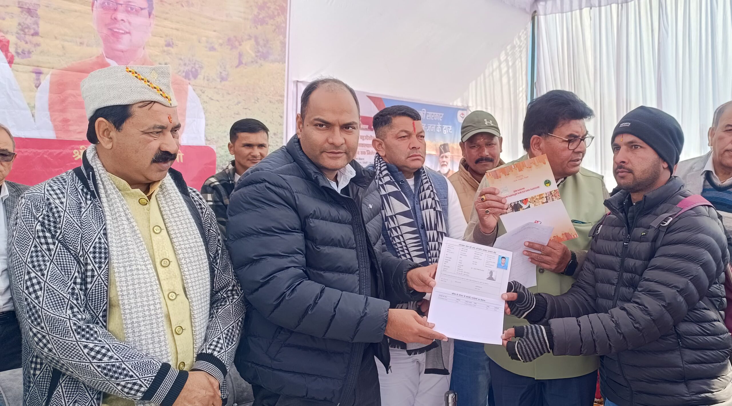 हाथ में पन्नियों का बंडल थामे पहुँची बसंती, शिविर से दिव्यांग प्रमाण पत्र प्राप्त कर लौटी