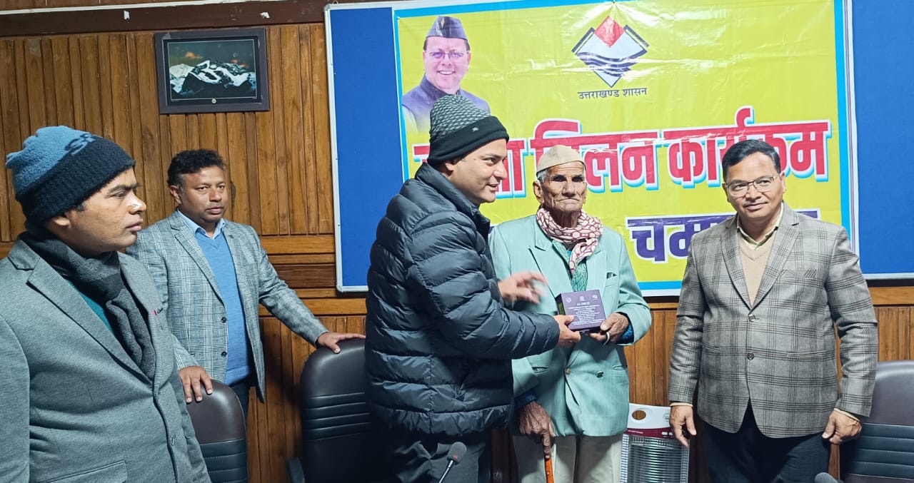 जिलाधिकारी के निर्देशानुसार 92 वर्षीय बुजुर्ग को जनता मिलन में मिली तत्काल राहत, कान की मशीन उपलब्ध