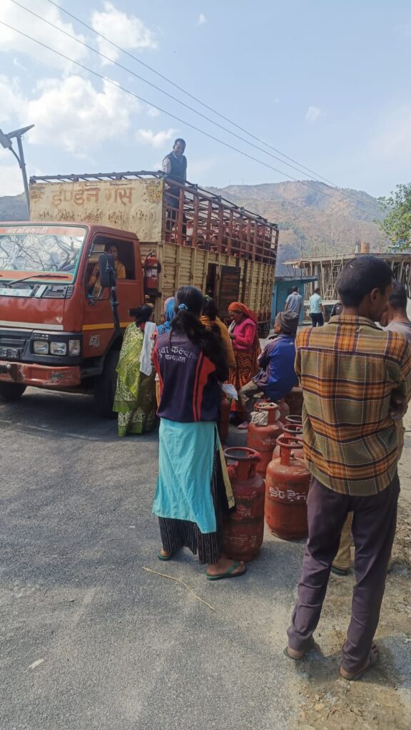 जिला प्रशासन द्वारा गैस आपूर्ति व्यवस्था पर सतत निगरानी रखी जा रही है