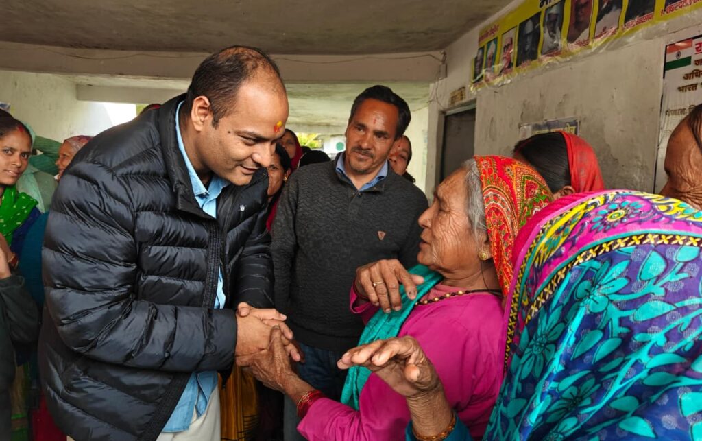 जिलाधिकारी ने चौपाल में उपस्थित प्रत्येक ग्रामीण की समस्या को गंभीरता से सुना