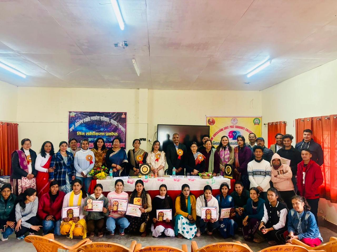 नारी शक्ति का सम्मान: लोहाघाट महाविद्यालय में समाजसेवा हेतु महिलाएँ सम्मानित, कानूनी जागरूकता पर हुई कार्यशाला