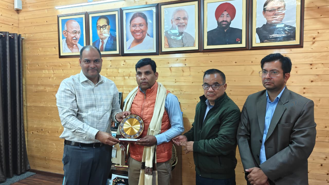 शैलेश मटियानी राज्य शिक्षक पुरस्कार हेतु चयनित होने पर नवीन चंद्र पंत एवं जहीर अब्बास को जिलाधिकारी ने किया सम्मानित