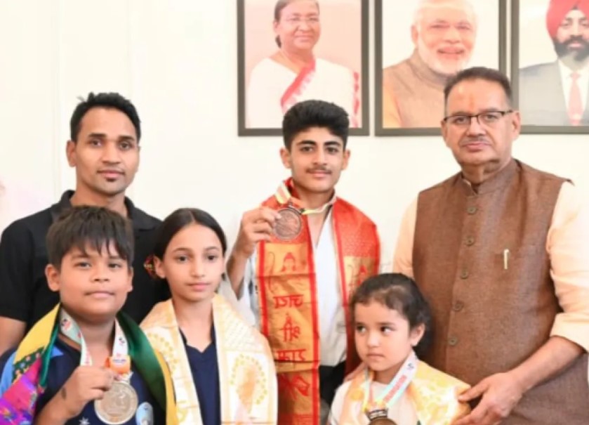 कैबिनेट मंत्री गणेश जोशी ने कराटे चैंपियनशिप के विजेताओं को किया सम्मानित
