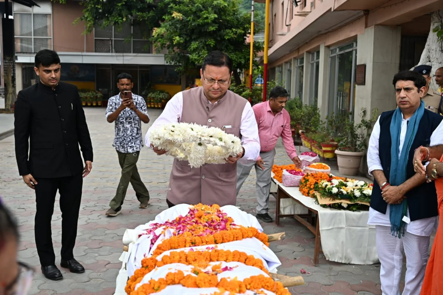 मुख्यमंत्री ने दैनिक जागरण के राज्य संपादक मनोज झा की माता को दी श्रद्धांजलि