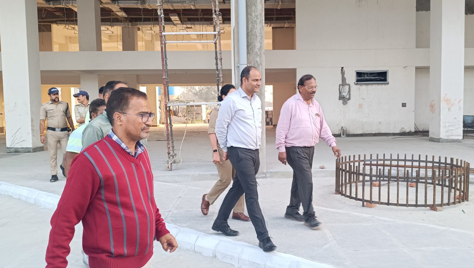 जिलाधिकारी ने टनकपुर में 237.74 करोड़ रूपये की लागत से निर्माणाधीन आईएसबीटी का स्थलीय निरीक्षण कर निर्माण कार्यों की प्रगति का जायजा लिया*