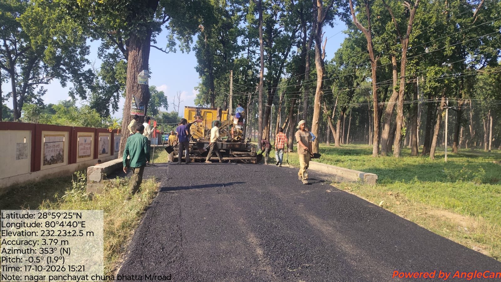 मा.मुख्यमंत्री के सुरक्षित, सुगम और गड्ढा मुक्त सड़क अभियान को मिल रही गति, बनबसा के चूना भट्ठा क्षेत्र में सड़क में बिटूमिनस कार्य प्रगति पर*